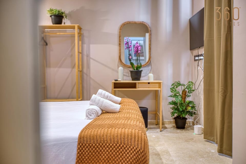 Bed, TV and multimedia, Photo of the whole room, Bedroom, towels