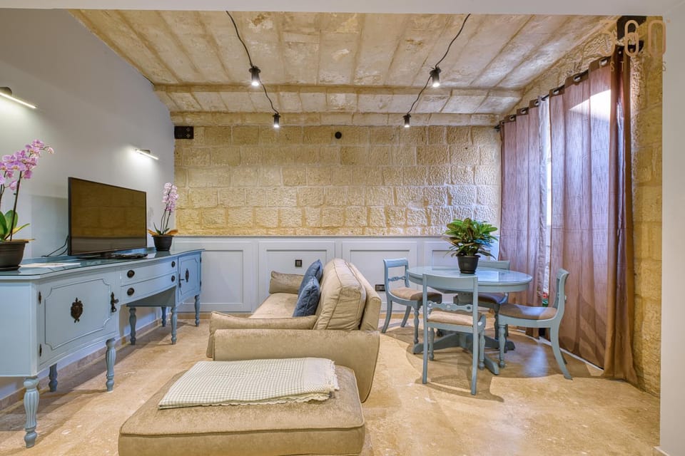 Communal lounge/ TV room, TV and multimedia, Living room, Seating area, Evening entertainment
