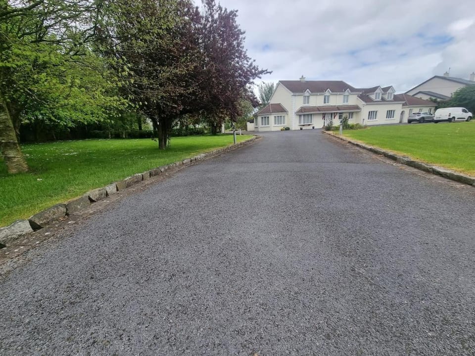 Property building, Day, Neighbourhood, Natural landscape