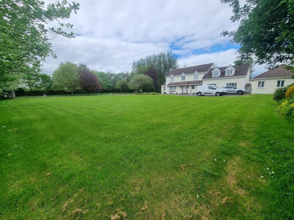 Property building, Spring, Day, Neighbourhood, Natural landscape, Garden, Garden view, Street view, Parking