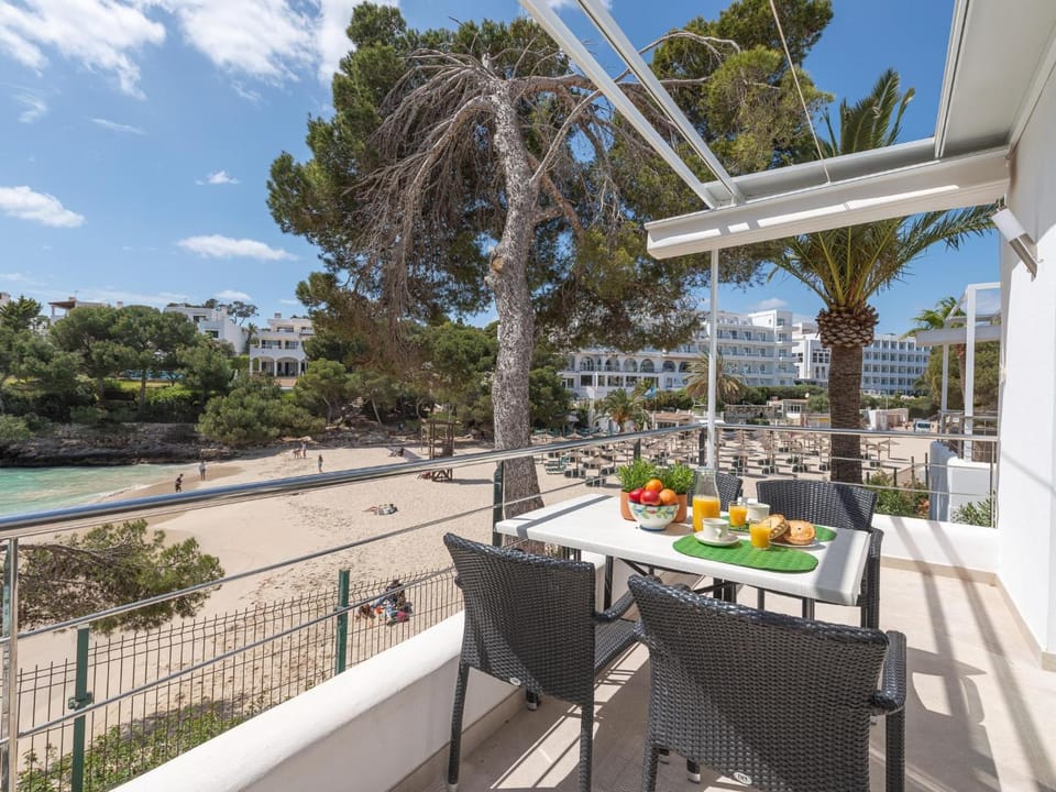 Apartamento Playa Dor 27 en primera linea del mar Campground/ 
RV Resort in Migjorn
