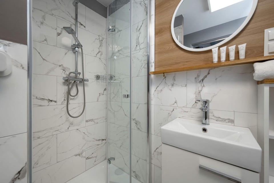 Shower, Bathroom, towels