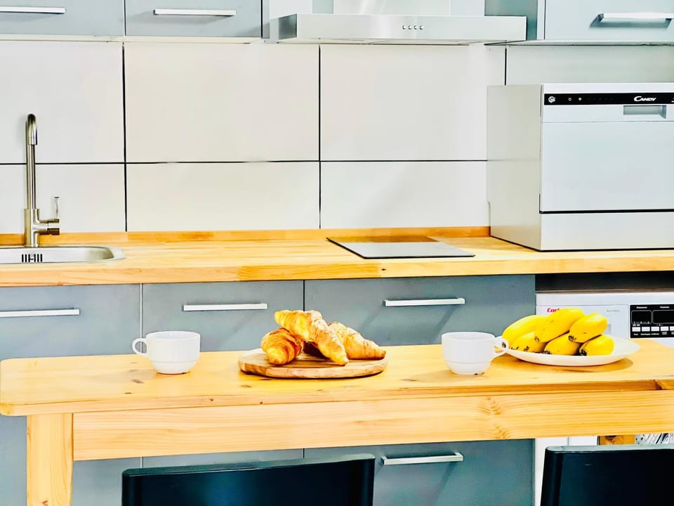 Coffee/tea facilities, Kitchen or kitchenette, stove