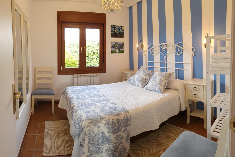 Bed, Off site, Decorative detail, Bedroom, Garden view, Sunrise, Sunset, Facility for disabled guests