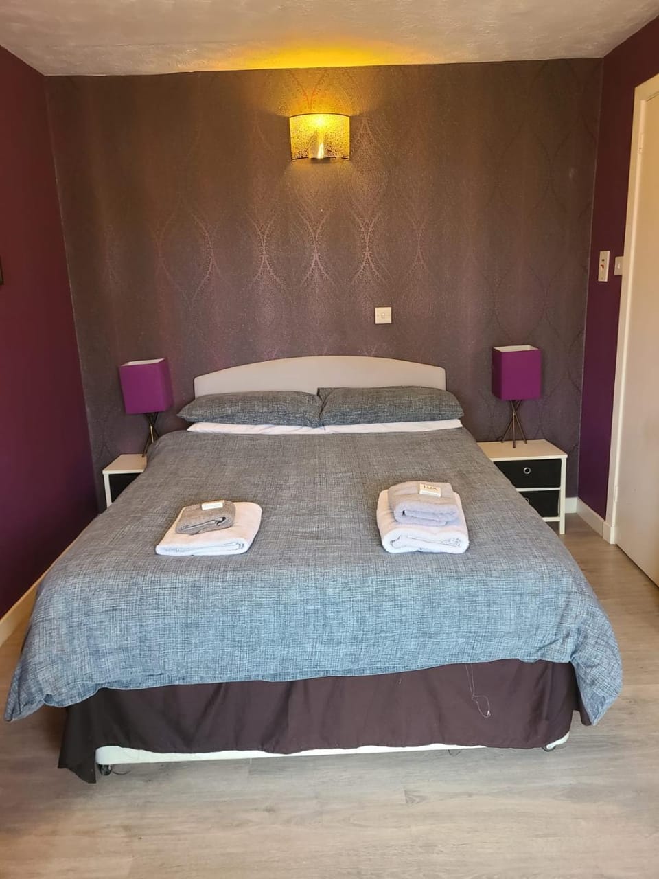 Bed, Bedroom, towels