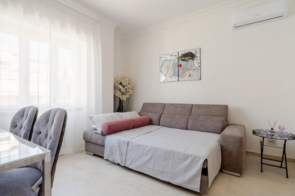 Living room, Photo of the whole room, air conditioner