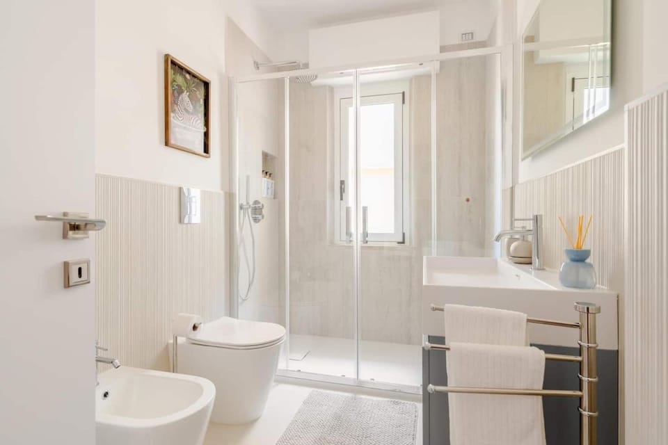 Shower, Toilet, Bathroom, bidet, towels