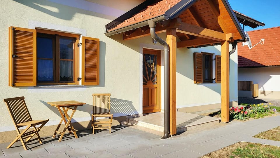 Property building, Patio, Facade/entrance