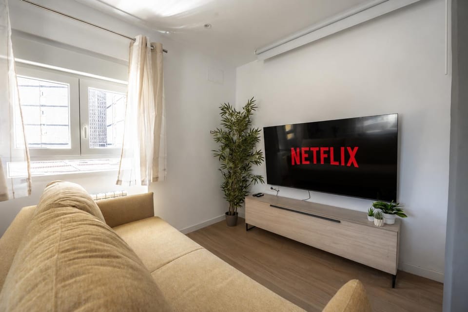 Communal lounge/ TV room, TV and multimedia, Living room, Seating area, Evening entertainment