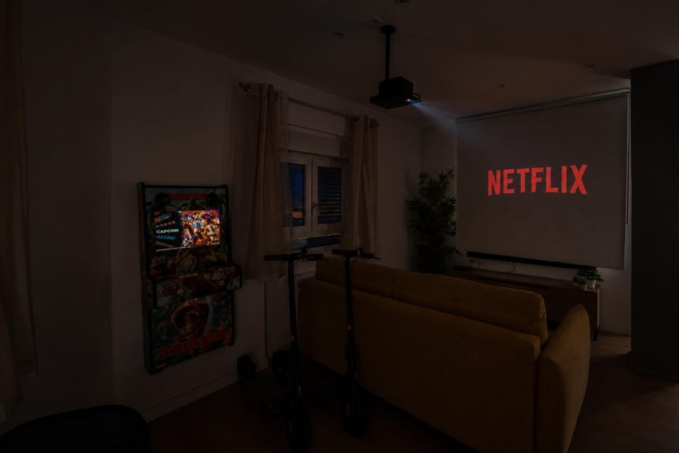 Communal lounge/ TV room, Night, TV and multimedia, Living room, Evening entertainment, Meeting/conference room