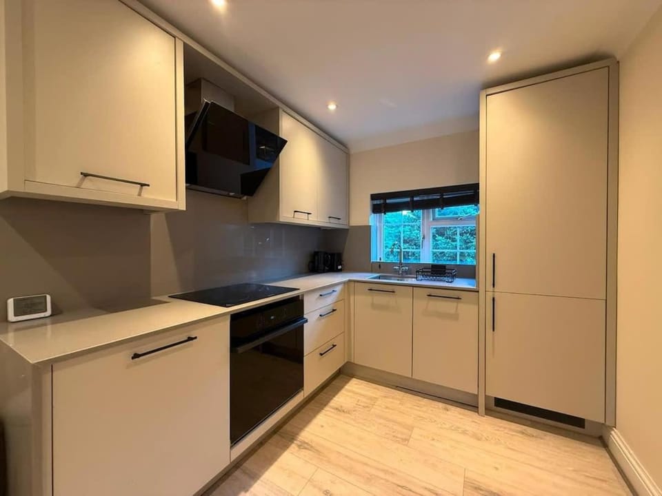 Family-Friendly 4BR Home with Free Parking House in Uxbridge