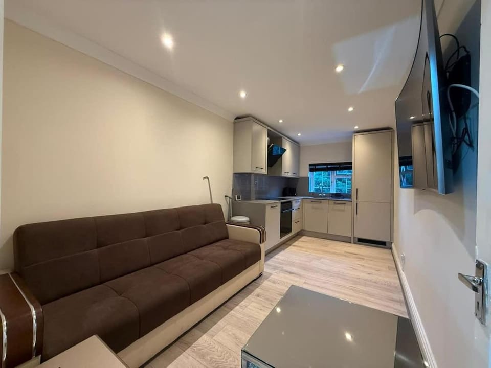 Family-Friendly 4BR Home with Free Parking House in Uxbridge