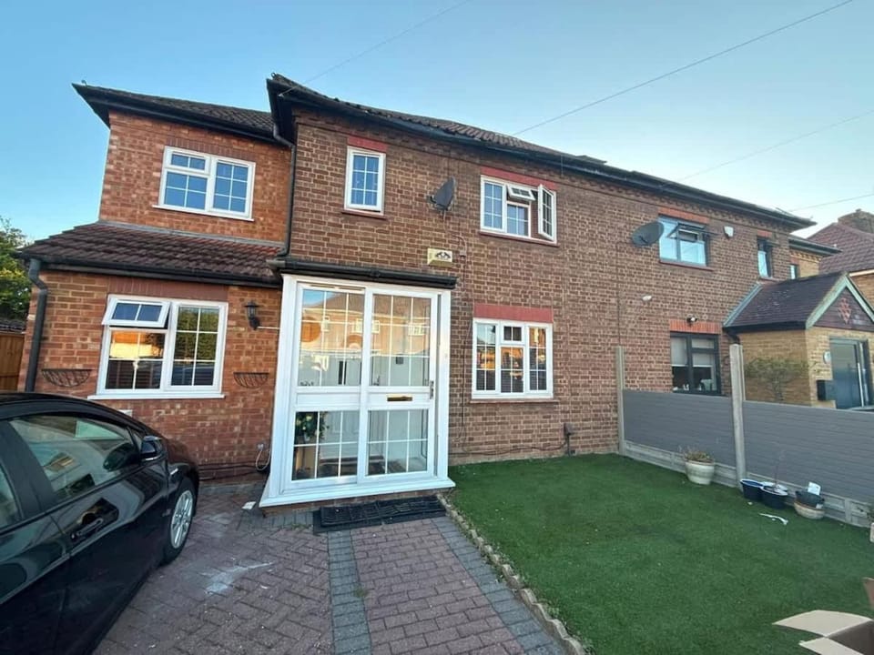 Family-Friendly 4BR Home with Free Parking House in Uxbridge