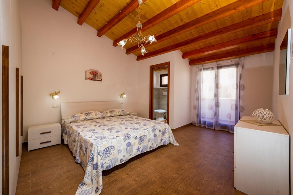 Bed, Bathroom, Balcony/Terrace, Photo of the whole room, Bedroom