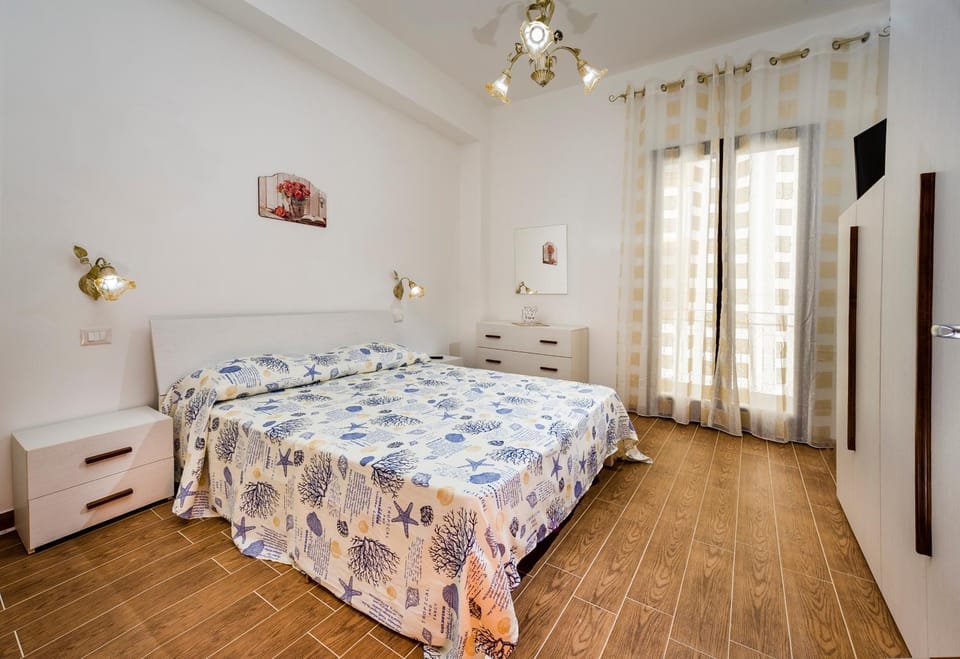 Shower, Bed, Bathroom, TV and multimedia, Balcony/Terrace, Photo of the whole room, Bedroom