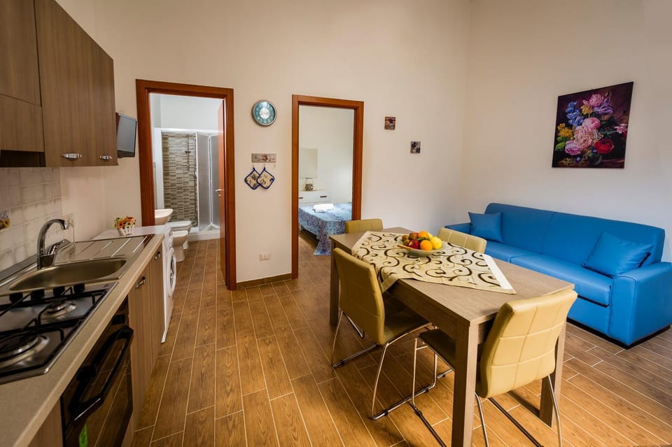Shower, Bathroom, TV and multimedia, Kitchen or kitchenette, Living room, Dining area, Bedroom, City view, Mountain view, Street view, stove, washing machine