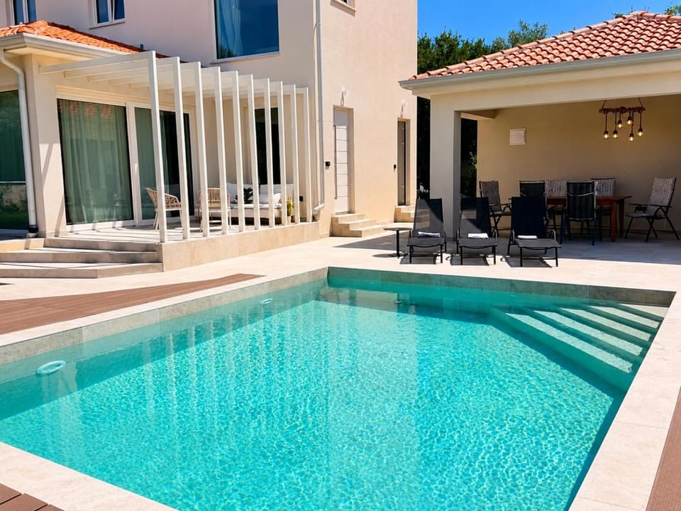 Day, Pool view, Swimming pool, sunbed
