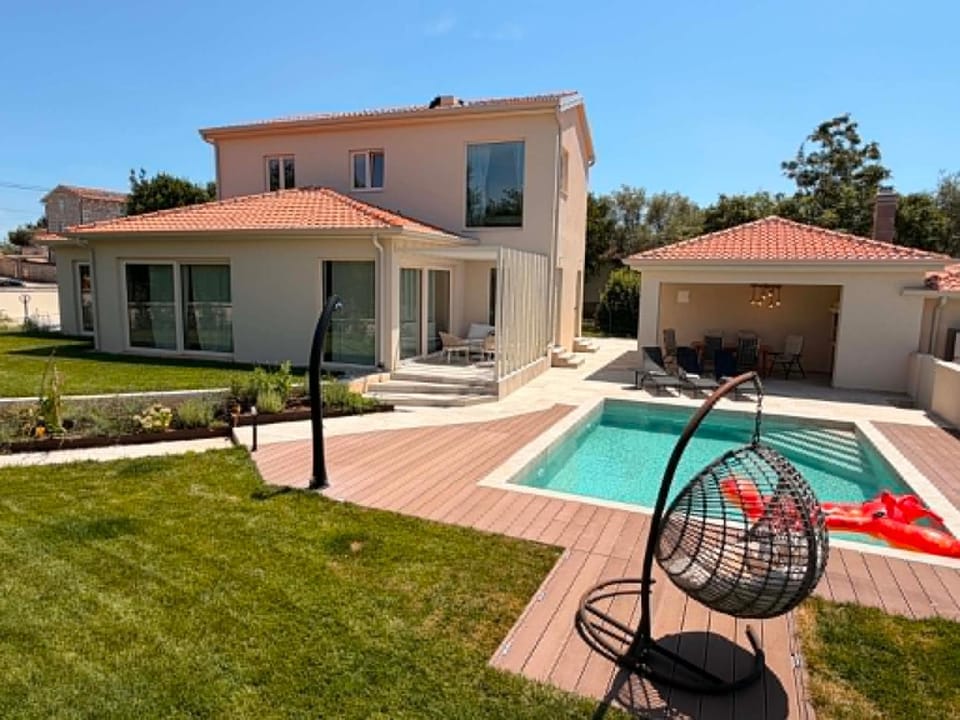 Property building, BBQ facilities, Balcony/Terrace, Seating area, Swimming pool, Swimming pool