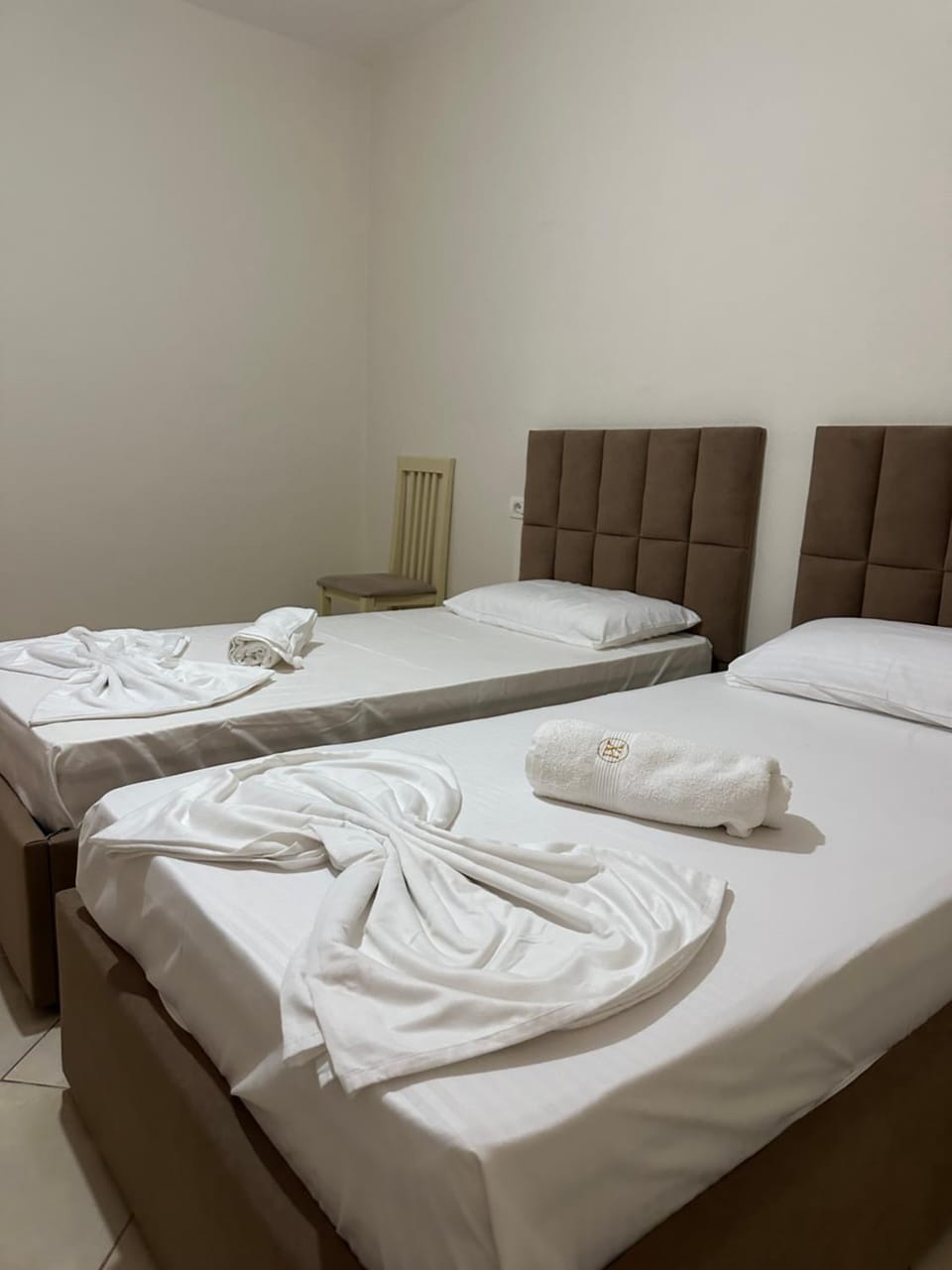 Bed, Bedroom, towels