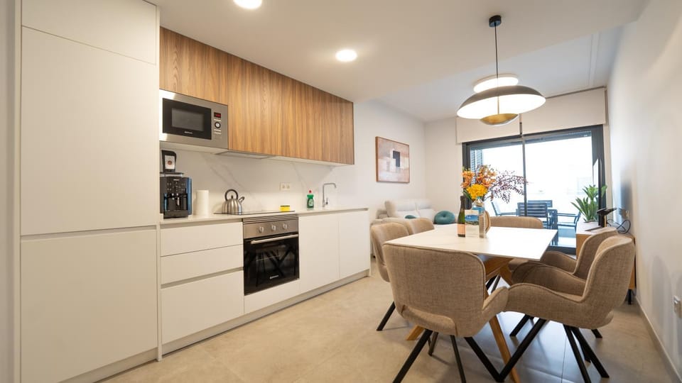 Coffee/tea facilities, Dining area, dishwasher, microwave, oven, stove, kitchen