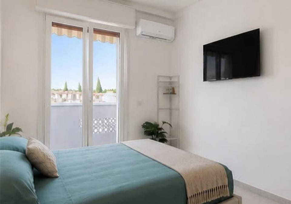 Bed, TV and multimedia, Photo of the whole room, Bedroom, air conditioner