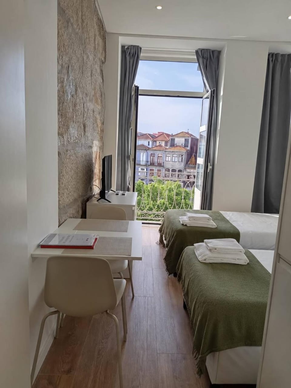 Bed, TV and multimedia, Photo of the whole room, Bedroom, City view