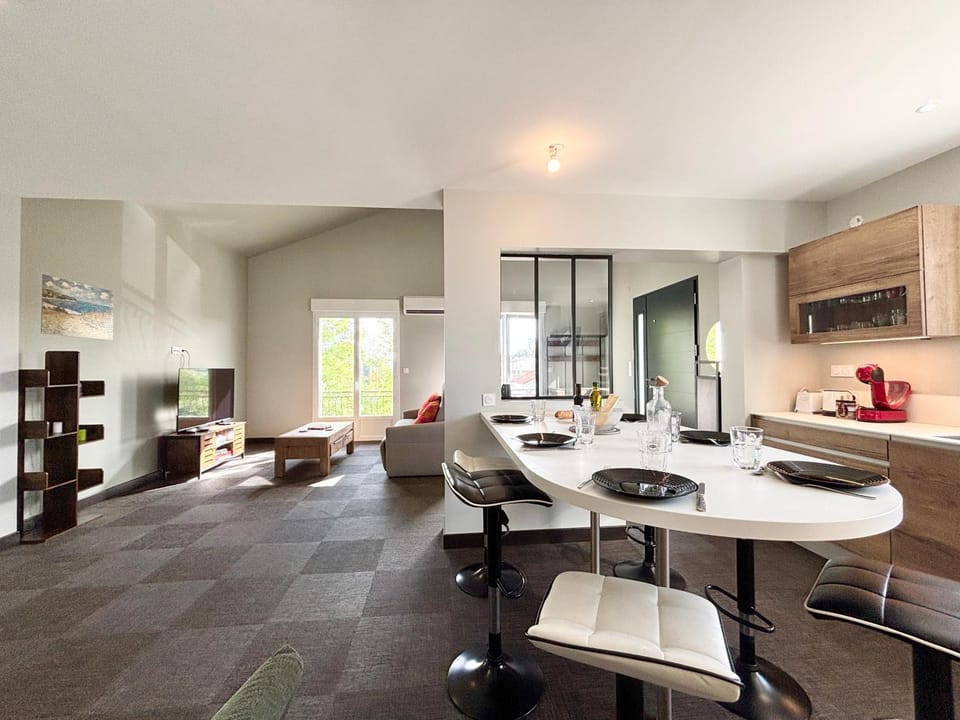 Kitchen or kitchenette, Living room, Seating area, Dining area