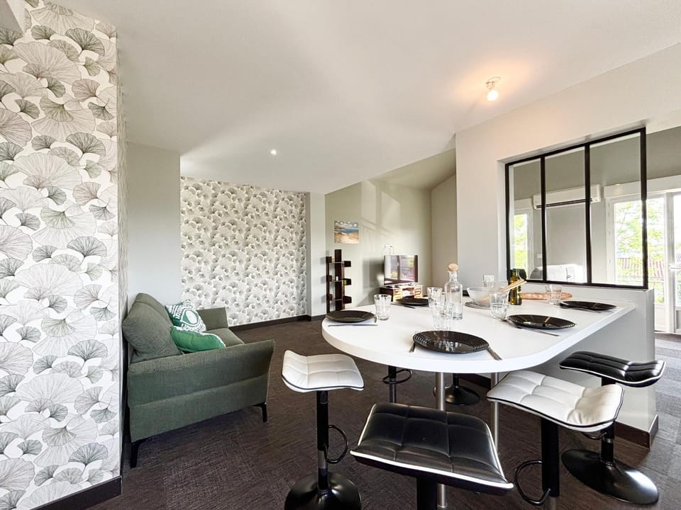 Kitchen or kitchenette, Seating area, Dining area