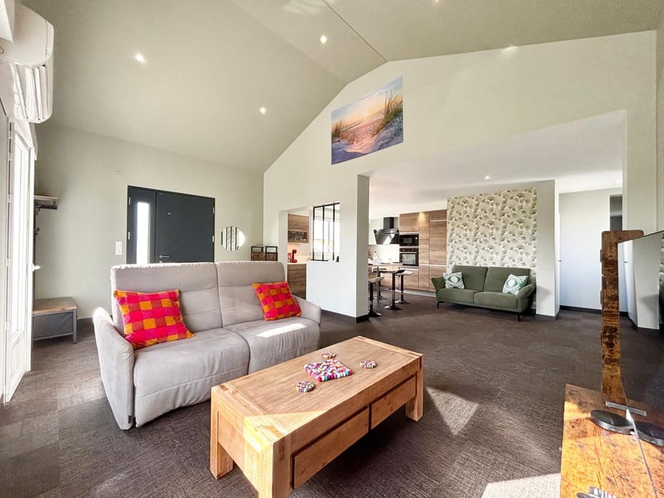 TV and multimedia, Kitchen or kitchenette, Living room, Photo of the whole room, Seating area