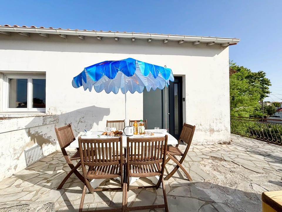Day, View (from property/room), Balcony/Terrace, Living room, Seating area, Dining area