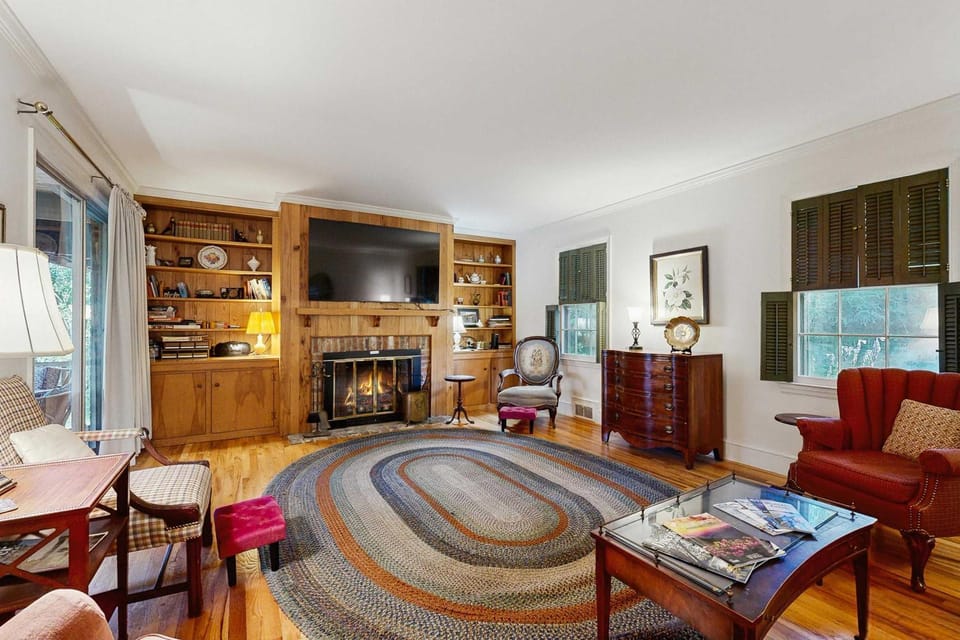 Spacious home scenic views screened porch ac shared pool and tennis courts House in Lake Junaluska