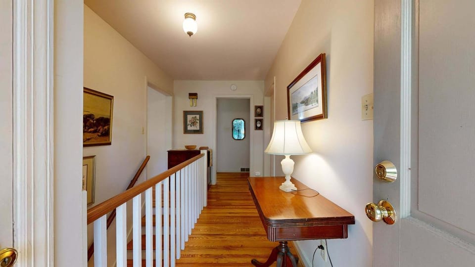 Spacious home scenic views screened porch ac shared pool and tennis courts House in Lake Junaluska
