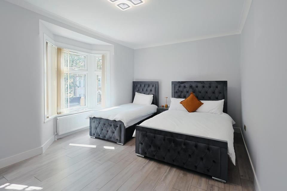 Adam Short Stay 2 Bed and Breakfast in London