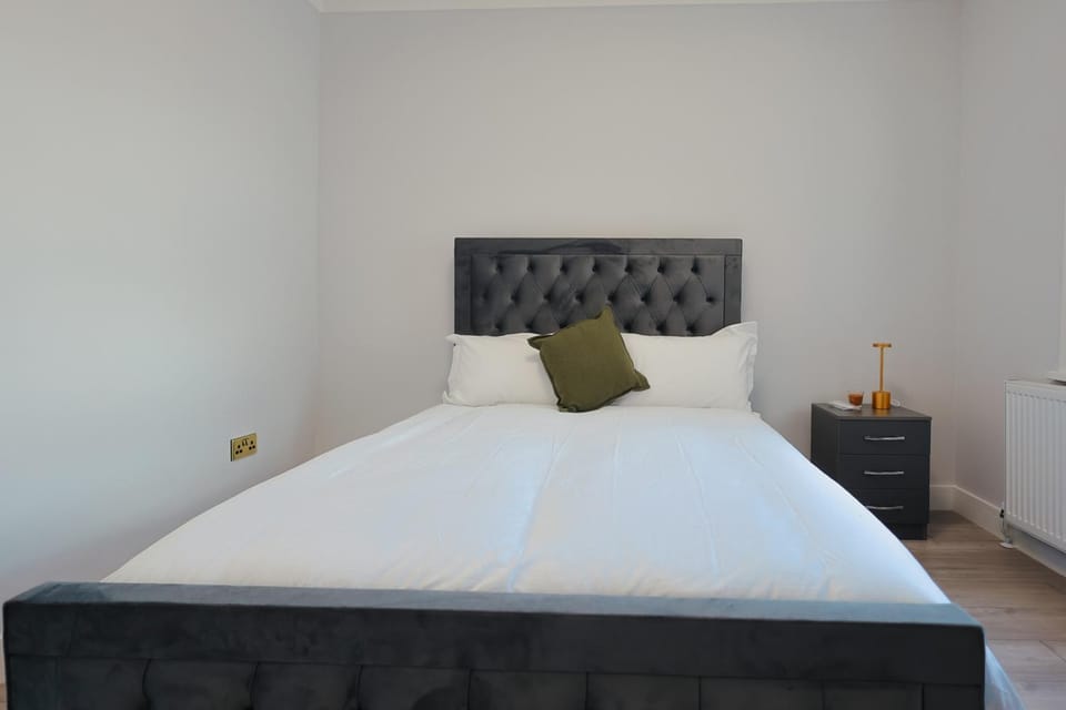 Adam Short Stay 2 Bed and Breakfast in London