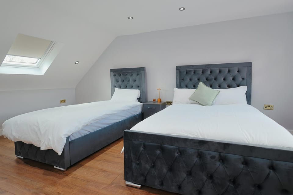 Adam Short Stay 2 Bed and Breakfast in London