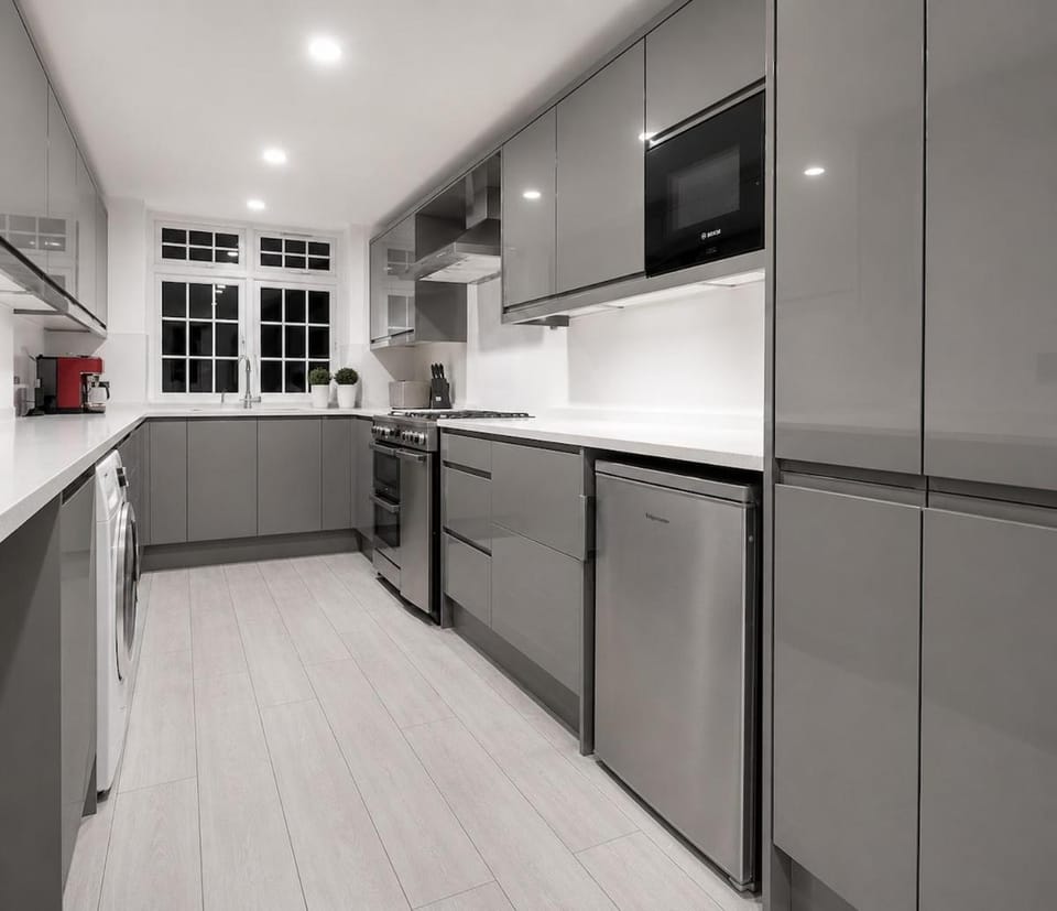 Spacious 7BR Contractor Home, Parking & Garden House in Chelmsford
