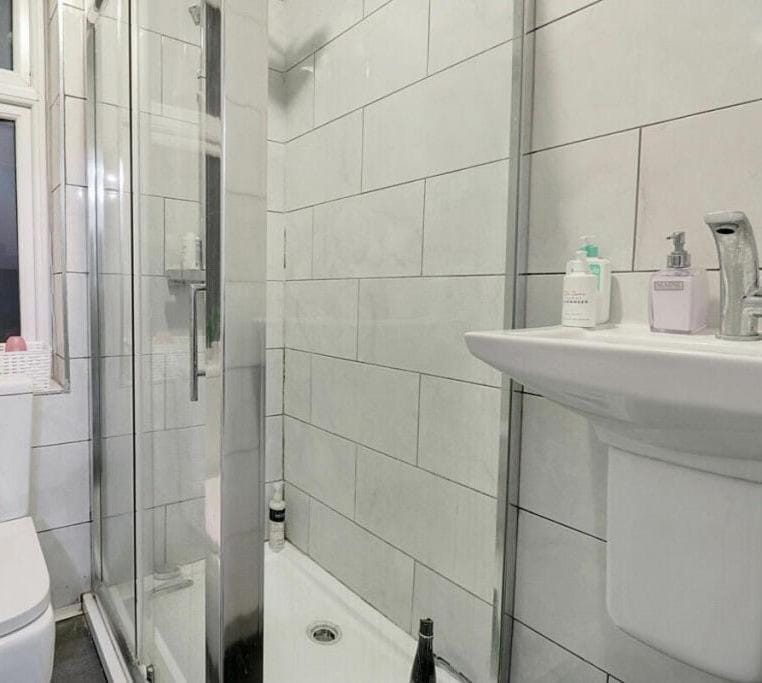 Relaxing 7-Bedroom Contractor Home with Parking & Private Garden House in Chelmsford