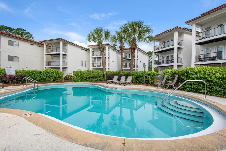 Three-level home with two kitchens two decks lanai pool & ocean view House in South Walton County