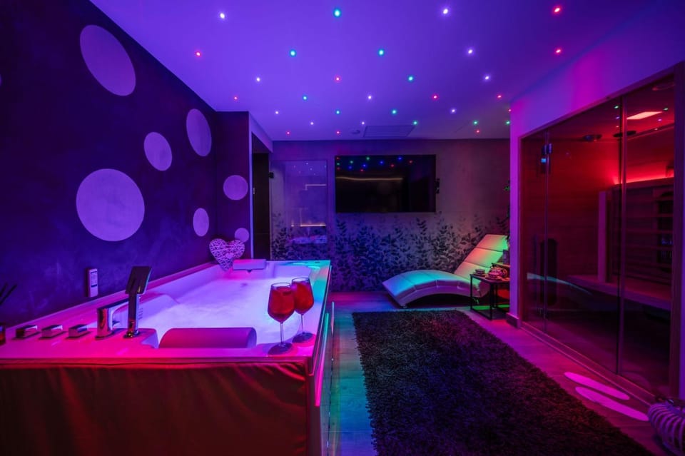 Communal lounge/ TV room, Bed, TV and multimedia, Photo of the whole room, Bedroom