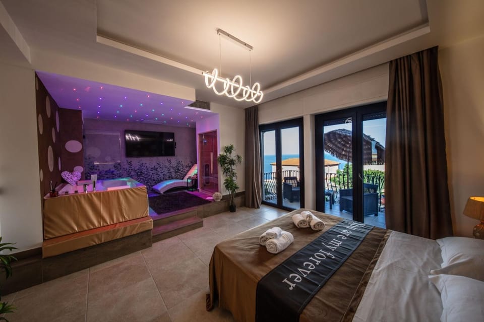 Bed, TV and multimedia, Photo of the whole room, Bedroom, towels