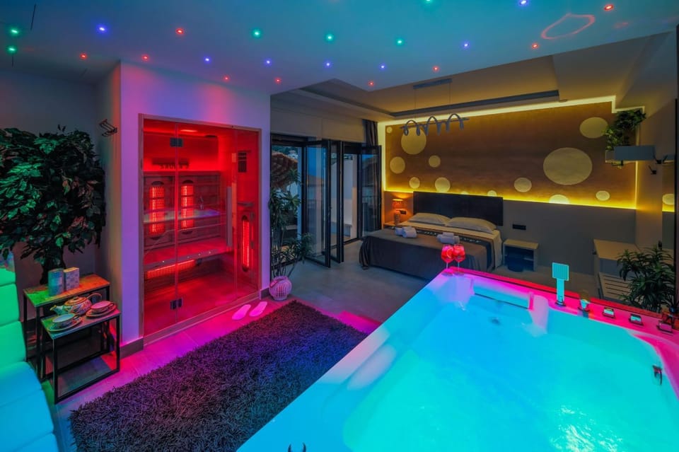 Bed, Hot Tub, Photo of the whole room, Bedroom