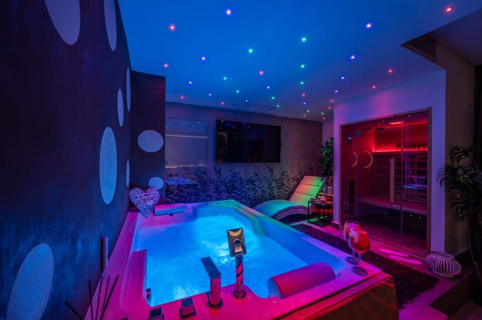 Communal lounge/ TV room, Hot Tub, TV and multimedia, sunbed