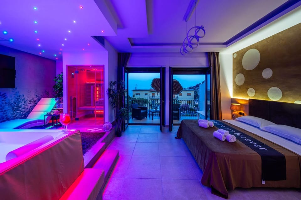 Bed, TV and multimedia, Photo of the whole room, Seating area, Bedroom