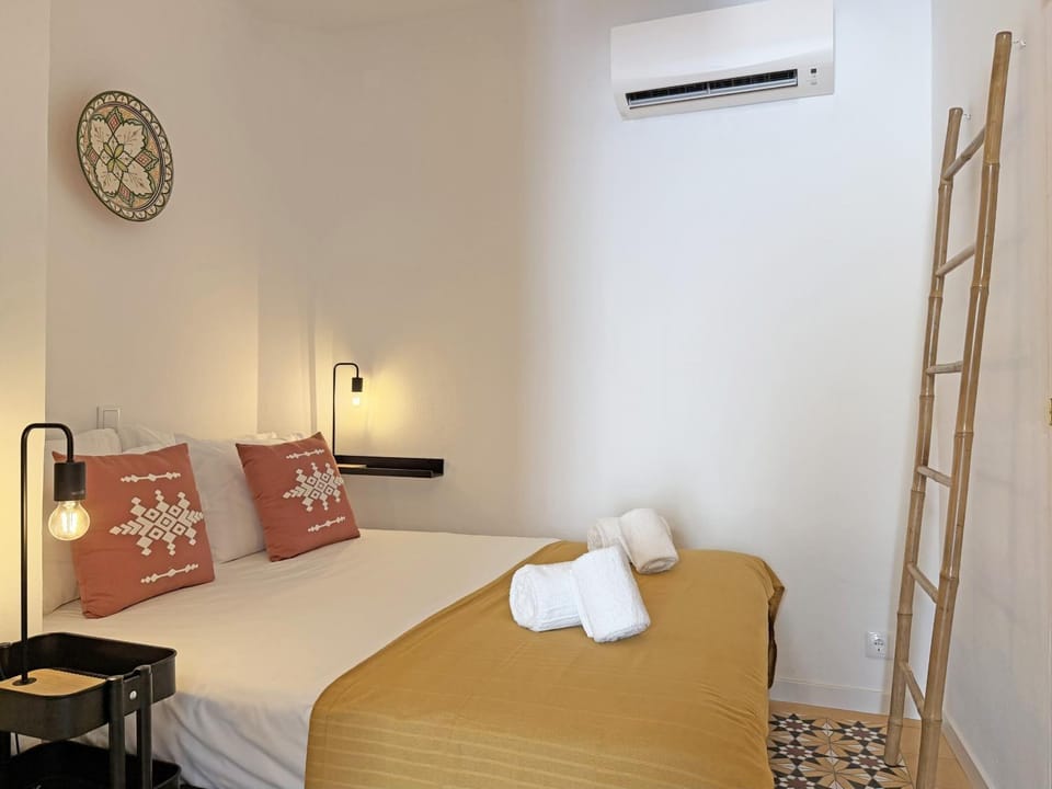 Bed, Photo of the whole room, Bedroom, towels, air conditioner