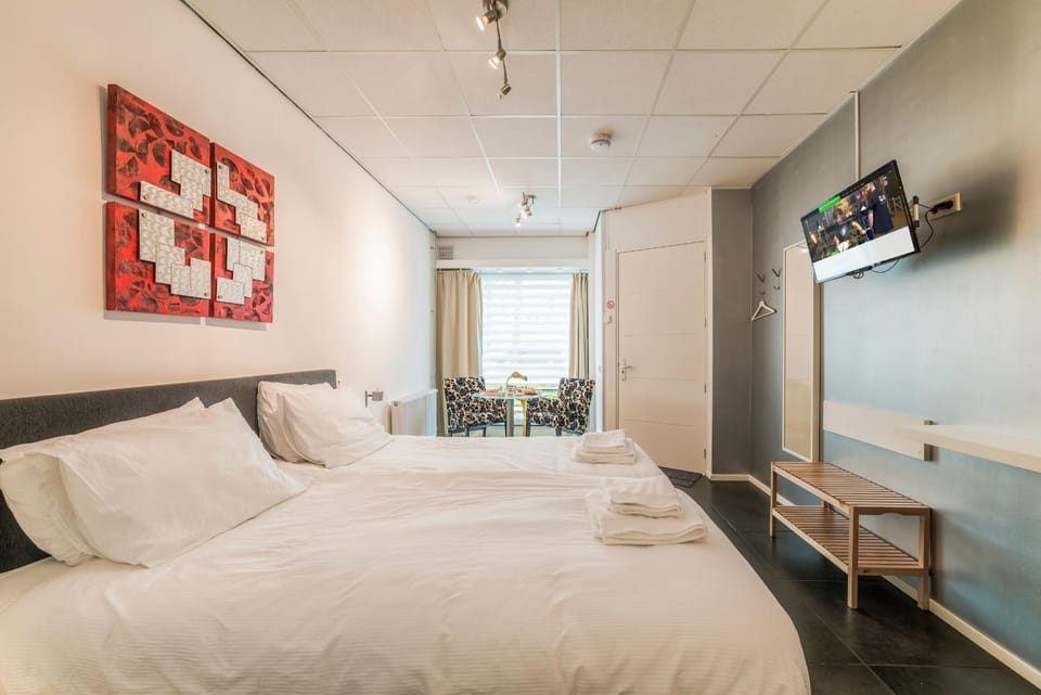 Bed, Photo of the whole room, Seating area, Bedroom, On site