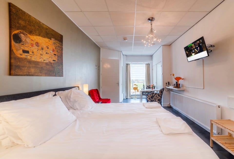 Bed, Photo of the whole room, Seating area, Bedroom, On site