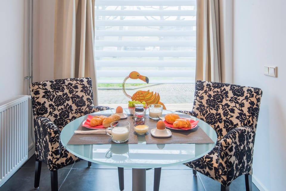 Seating area, Continental breakfast