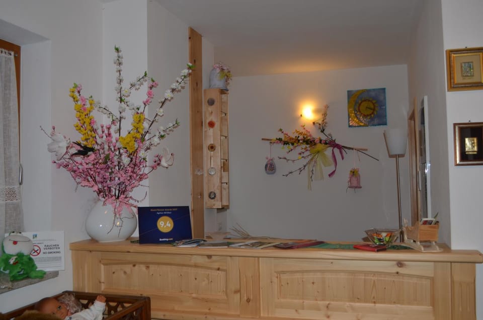 Spring, Lobby or reception