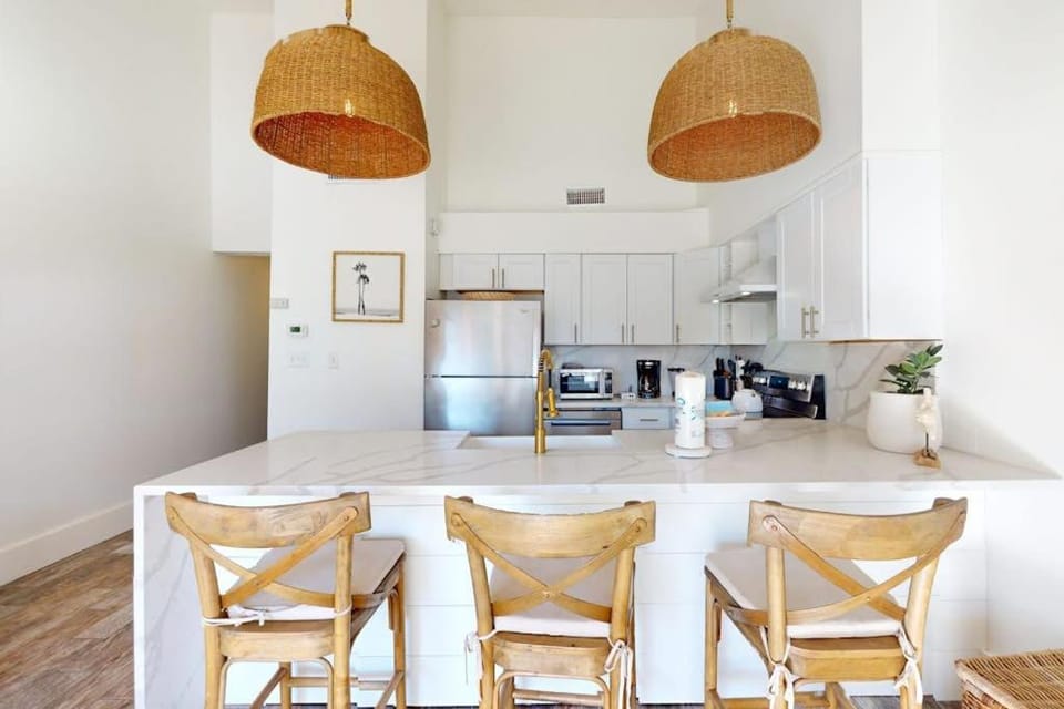 Second Floor Condo with High-Speed WiFi Washer&Dryer Central AC & Full Kitchen House in Seagrove Beach