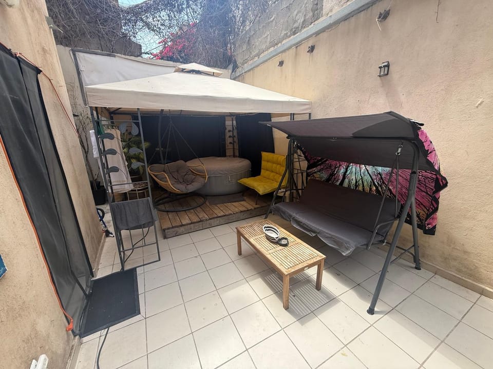 Lovely 2 BR with sweet Yard& Hot tub & BBQ Apartment in Tel Aviv-Yafo
